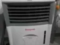 有台冷风机9成新因搬到空调屋想卖掉，90新币可议价，电话939