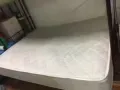 现有双人床垫一个，8成新，自用的，因回国清理物品，急需出手，有意者速电
