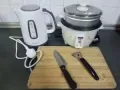 蔡厝港地铁。九成新以上热水壶，电饭锅，切菜板，刀，削皮刀。打包出售！机会不多！
