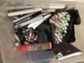 一箱的彩色马克笔，有接近20多支都是很贵的牌子