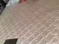 七八成新的床和垫子