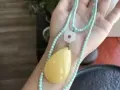 新款，松石搭配蜜蜡还是很耐看的，配和田玉小花。