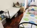 亚龙20巷，女主人房下铺空缺一位。两，三人一间。不用一窝蜂人抢着上厕所了，妈