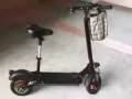 本人因回国要卖一辆全新的电动滑板车，刚刚买的，骑了还不到5公里
