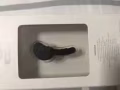 出售一个全新的蓝牙耳机正常使用电池可以用3-4天 声音非常清晰 特别适合开车的朋