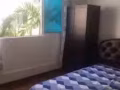 明亮通风私人主人房附浴室