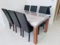 实木餐桌加六张皮椅惠卖