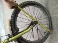 收个收一个自行车前钢圈，钢圈外经42cm及内胎，看图，有的联系我