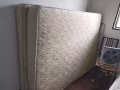 风扇和双人床垫，
