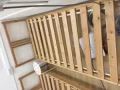 本人有多張雙人床，木製的單人床要賣