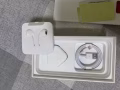 苹果数据线，充电器，耳机一套