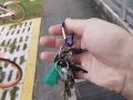 义顺捡到钥匙一串，蓝色钥匙扣