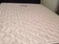 个人处理9.9成新双人床加床垫，100元，裕廊附近包送有意者联系97852256