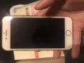 苹果8，金色64GB，9.99成新，买手机送膜和保护壳