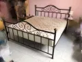 搬家出售双人床架+海马床垫