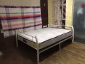 本人有多套單人床跟雙人床 雙人床都有床墊 很新 可以打電話給我86506700