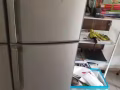 有俩个冰箱和一个大床卖