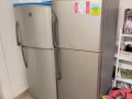 有倆個冰箱和一個大床賣
