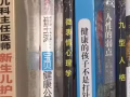 本人回國，一收納盒的書。8元新幣。送收納盒