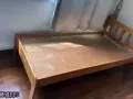 单人床架实木的9成新，