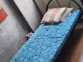 铁钛床架。坚固又轻