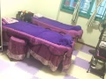 一张美容床和一张双人床出售