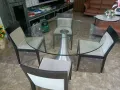 九点五成新玻璃桌和六张椅子。送货上门，包安装。