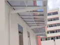 工厂二层办公室。阁楼。花园木塑栅栏。铝合金雨棚