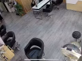 整间美发店转让，里面有两个美甲位，一个美容间。