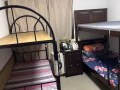 西侧空荡荡，有很多床位，可供女性立即入住并舒适地做饭