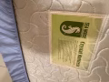 賣一個單人床，一個單人海馬床墊。西部先驅自取。