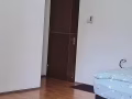 实龙岗地铁站5分钟洋房短租出租主人房，特大主人房里面有冰箱，洗衣机，83711561
