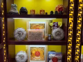 虫草燕窝烟酒高级品 展示柜五斗柜，鞋柜，小木桌木抽屉衣架需要请WhatsApp 87777009