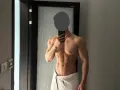 本人男性，长相身材俱佳，提供各类按摩及其他服务，满足女性欲望