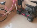 后港有一两电 动车和自行车