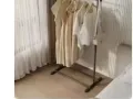 全新晾衣架和皮革桌布