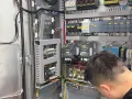 人在国内，会做各种电器控制柜。