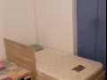 地铁对面，小房两人间男床位。单人床，月初住