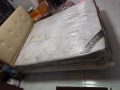 双人床